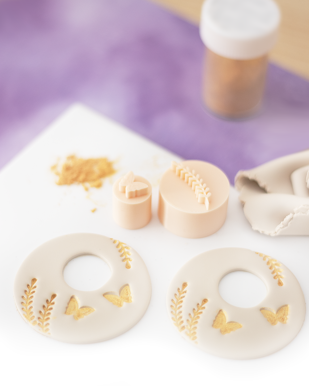 Verschillende sieradenstijlen met polymeer klei